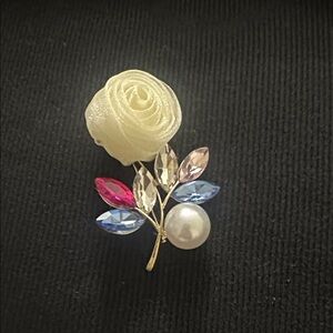 Aratta‎ Petal Brooch